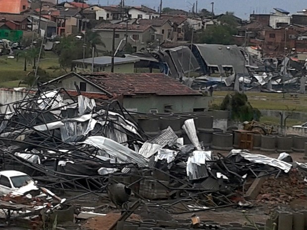 Vendaval deste domingo (22) deixou rastro de destruição em Taquarituba (Foto: Marciele Rodrigues/Arquivo pessoal)