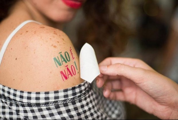 Campanha irá distrubuir tatuagens temporárias contra assédio durante o Carnaval (Foto: Reprodução / Instagram)