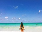 Ex-BBB Amanda curte praia em Miami e exibe bumbum em foto