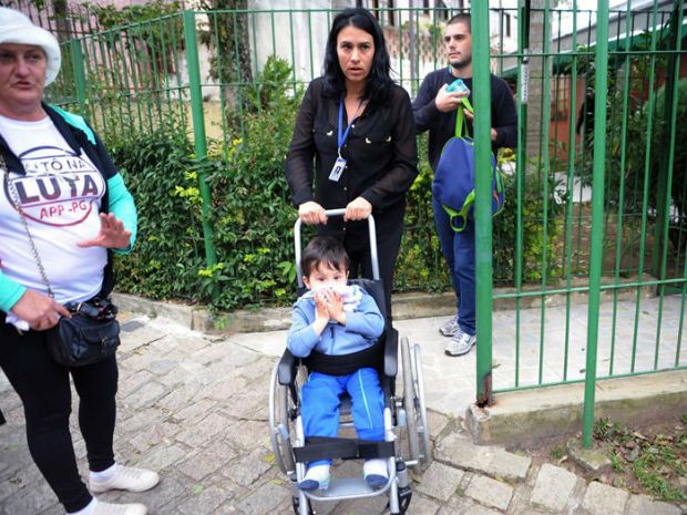 Crianças precisaram deixar a creche às pressas na quarta-feira  (Foto: Everson Bressan/SMCS)