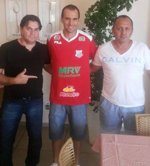 Leandro Branco, ao lado do gerente de futebol Sandro Muzzi e do técnico Gilmar Calonga (Foto: Divulgação/Comercial-MS)