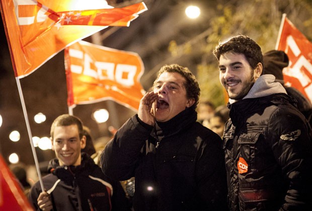 Manifestantes durante greve geral na Espanha nesta quarta-feuira (14) (Foto: AFP)