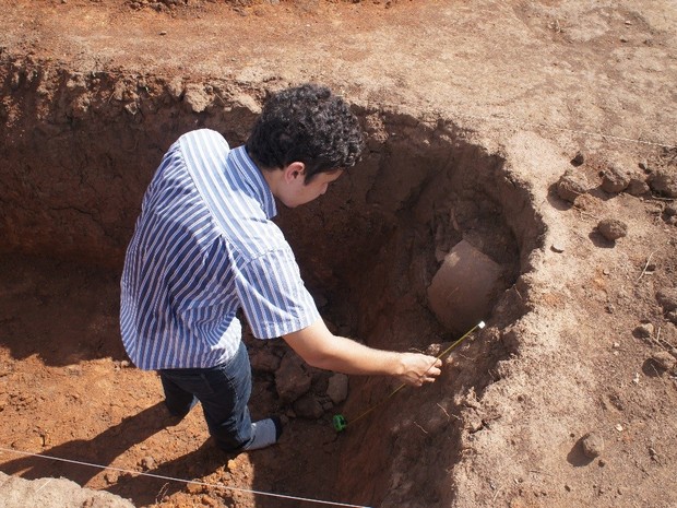 Arqueólogo avalia condição de urnas em Combinado (Foto: Divulgação/Iphan)