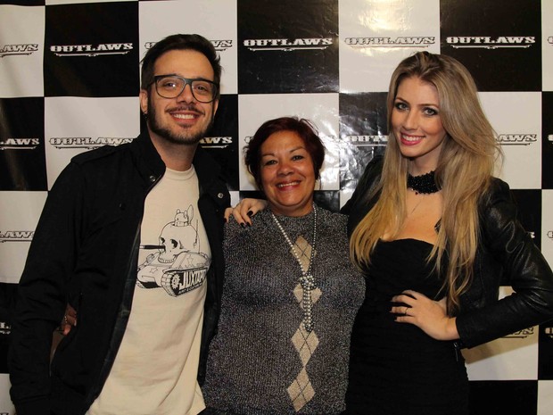 Max Porto com a mãe, Laura, e a namorada, Ariane Cerqueira, em boate em São Paulo (Foto: Thiago Duran/ Ag. News)