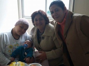 Elenara, o filho, uma amiga da família e a mãe no hospital (Foto: Arquivo pessoal/Cristiano Prudente Knevitz)