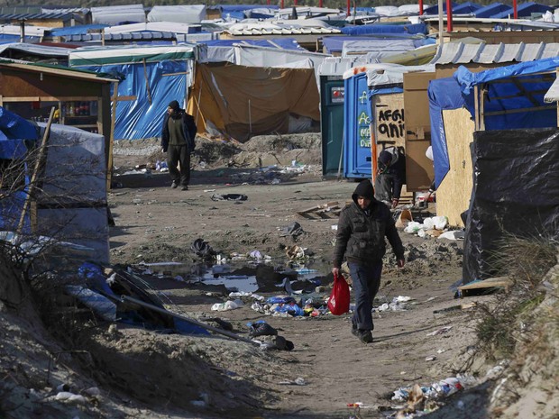 A migrant walks past makeshift shelters in the northern area on the final day of the dismantlement of the southern part of the camp called the 'Jungle" in Calais, France, March 16, 2016. Hundreds more migrants have made they way to Calais on France's nort (Foto: Pascal Rossignol/Reuters)