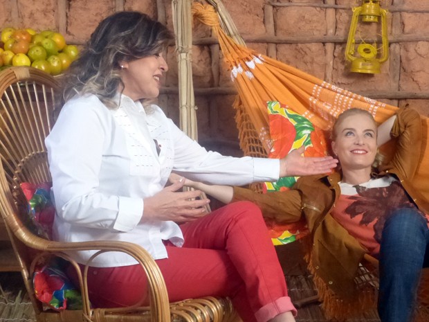 Angélica bate um papo com a cantora relaxando na rede (Foto: Estrelas / TV Globo)