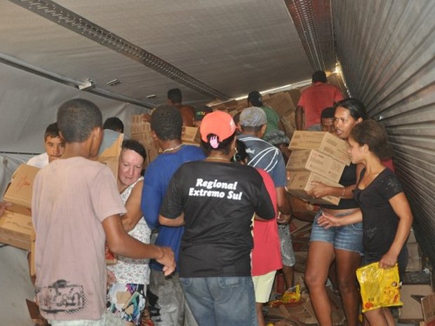 caminhão saqueado com carga de chocolate; bahia (Foto: Divulgação/Radar64.com)