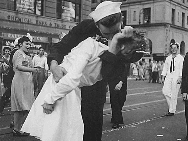 Histórica foto chama "V-J na Times Square" e é considerada símbolo do fim da Segunda Guerra Mundial (Foto: Victor Jorgensen/US Navy/Handout/files via Reuters)