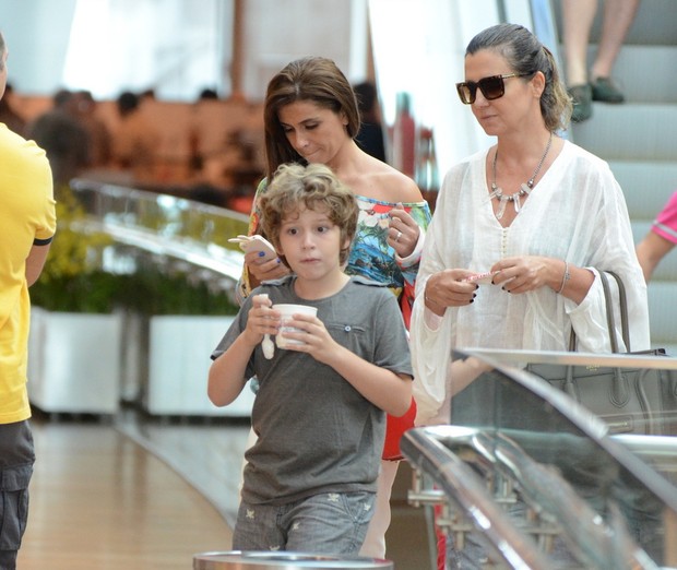 Giovanna Antonelli e filho passeiam no shopping (Foto: Henrique Oliveira / Agnews)