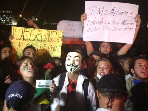 Manifestantes durante o protesto em frente ao Congresso Nacional (Foto: Fabiano Costa / G1)
