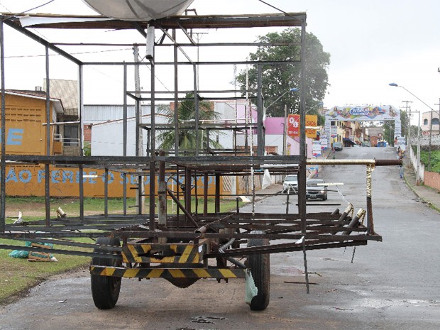 Nas proximidades do TRE, há pelo menos cinco pedaços de carros alegóricos abandonados (Foto: Biaman Prado/O Estado) Nas proximidades do TRE, há pelo menos cinco pedaços de carros alegóricos abandonados (Foto: Biaman Prado/O Estado)