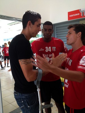 Rafael Caldeira se despede dos companheiros (Foto: Cleber Akamine)