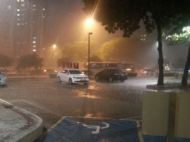 Avenida das Américas ficou alagada na noite de quinta-feira (16), durante chuva que afetou a cidade (Foto: Matheus Guerra/Arquivo pessoal)