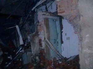 Agência foi explodida pela parede lateral, na madrugada desta segunda-feira (Foto: Edivaldo Braga/ Blog Braga)