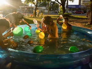 Piscinas de plástico são montadas nas praças (Foto: Arquivo/Praça Ação)