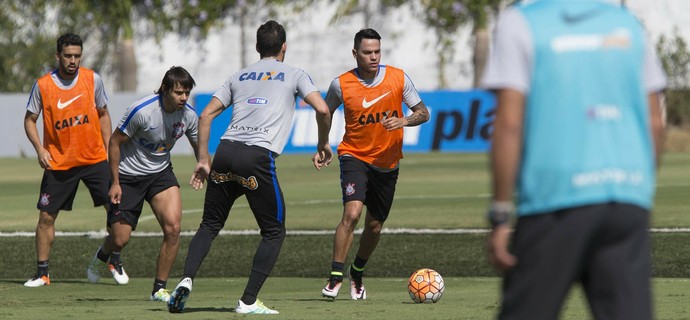 Em treino fechado, Giovanni Augusto faz trabalho com bola no Corinthians
