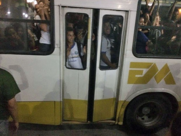 Ônibus inicia trajeto no Terminal do Barro com a porta entreaberta (Foto: Vitor Tavares/G1)