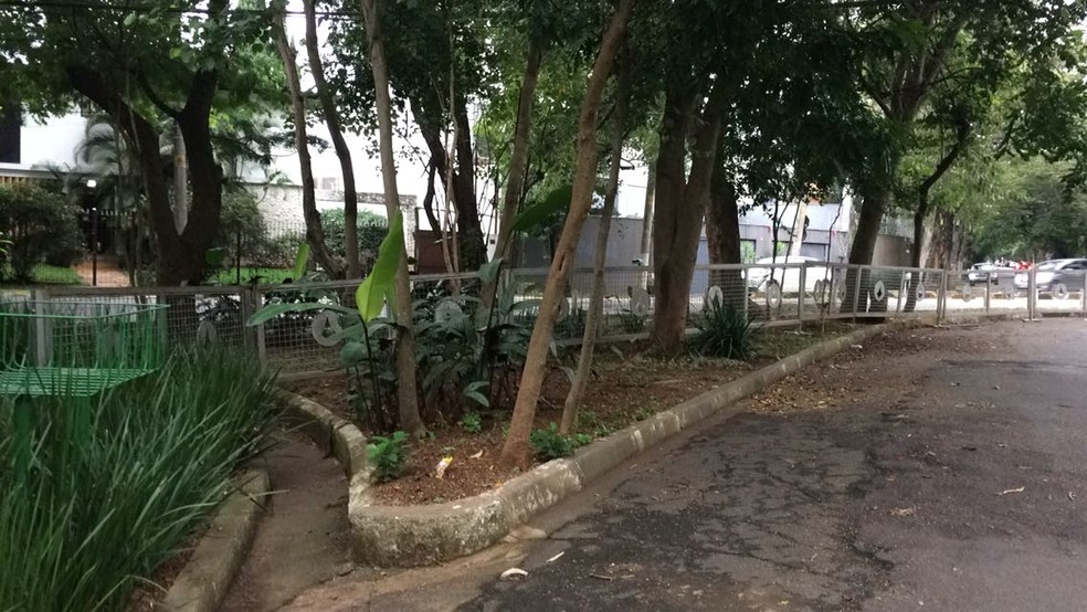 Polícia isola casa de Michel Temer com gradil, no Alto de Pinheiros (Foto: Livia Machado/G1)