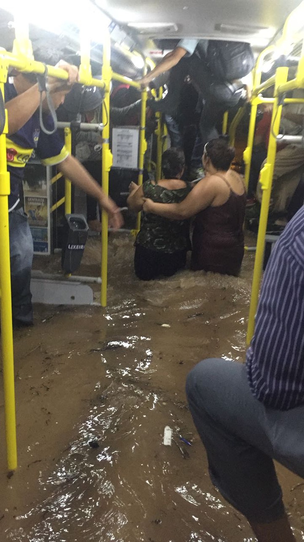 Passageiros sobem em teto de ônibus tomado pela água durante temporal em Belo Horizonte (Foto: Reprodução/ Internet)