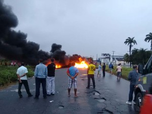 Manifestantes queimaram pneus, deixando rodovia interditada (Foto: Reprodução/WhatsApp)