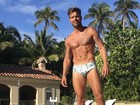 Aos 44 anos, Ricky Martin posa só de sunga e ganha elogios pela boa forma