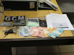 Dinheiro, papelotes, CNH e laudo de constatação da droga, diz Guarda (Foto: Nadyenka Castro/G1 MS)