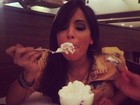 Dieta que nada! Anitta devora sobremesa