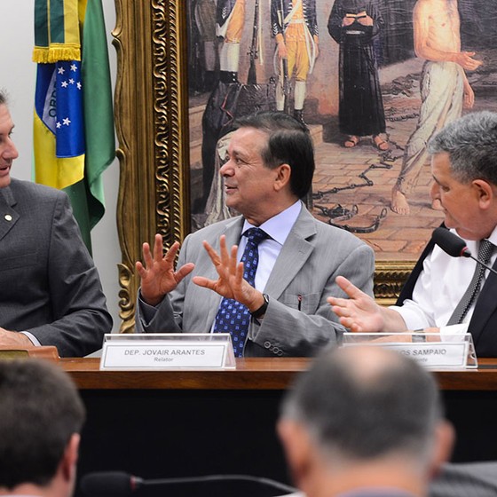Sessão da Comissão do Impeachment, na Câmara, na qual aparecem os deputados Rogério Rosso (presidente), Jovair Arantes (relator) e Arnaldo Farias de Sá (Foto: Antonio Cruz/Agência Brasil) Sessão da Comissão do Impeachment, na Câmara, na qual aparecem os deputados Rogério Rosso (presidente), Jovair Arantes (relator) e Arnaldo Farias de Sá (Foto: Antonio Cruz/Agência Brasil)