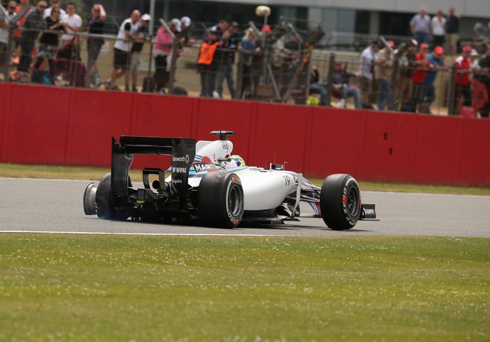 Felipe Massa ficou com pneu furado e Williams bastante danificada por acidente com Kimi Raikkonen no GP da Inglaterra (Foto: AFP)