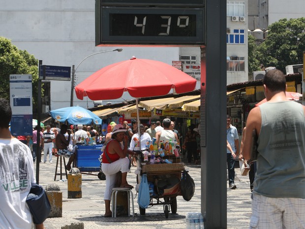 O relógio mostra a temperatura de 43ºC na tarde desta quarta-feira (26) no Centro do Rio (Foto: Severino Silva/AGência O Dia/Estadão Conteúdo )