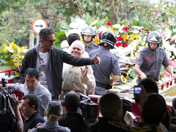  O caixão com o corpo do cantor Jair Rodrigues chega ao Cemitério Gethsêmani, no bairro do Morumbi, na zona   sul de São Paulo (Foto: Dario Oliveira/Código19/Estadão Conteúdo)