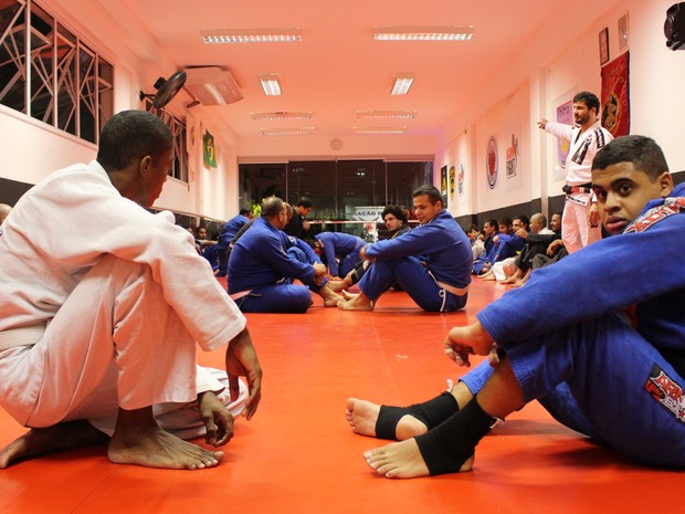 Ricson se prepara para treinamento em academia de Santos, SP (Foto: Orion Pires/G1)