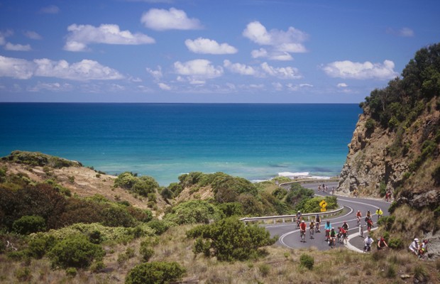 Cyclists participate on the Great Victorian Bike Ride along Australia's famous Great Ocean Road. (Foto: Getty Images/iStockphoto)