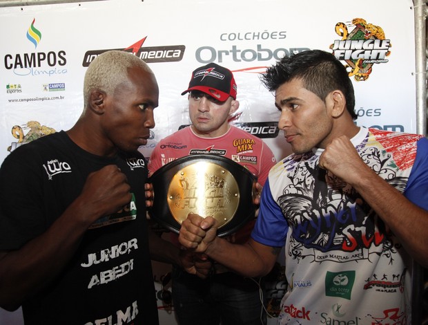 Sidney Junior Abedi encara Rayner Silva na pesagem do Jungle Fight 64 (Foto: Fernando Azevedo/Fivulgação)