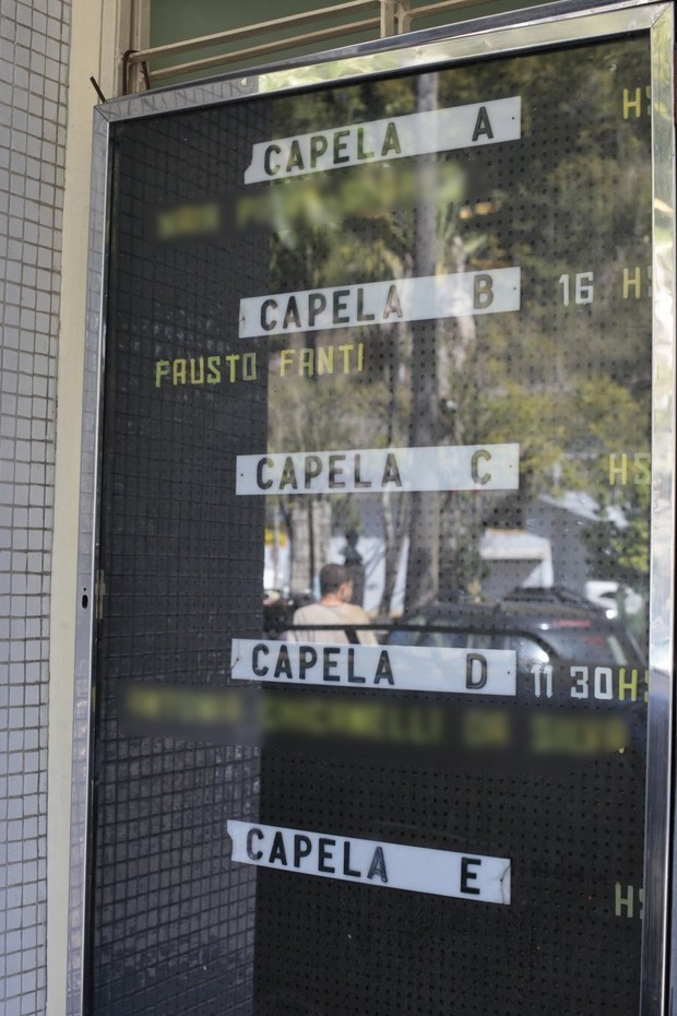 Quadro com o nome de Fausto na porta do cemitério (Foto:  Isac Luz/EGO )
