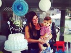 Cristiana Oliveira posa com o netinho na mesa do bolo de aniversário