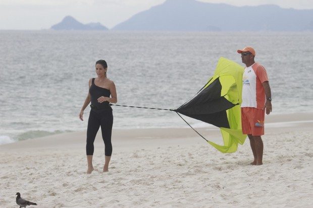 Danielle Winits se exercita na praia (Foto: Dilson Silva / AgNews)