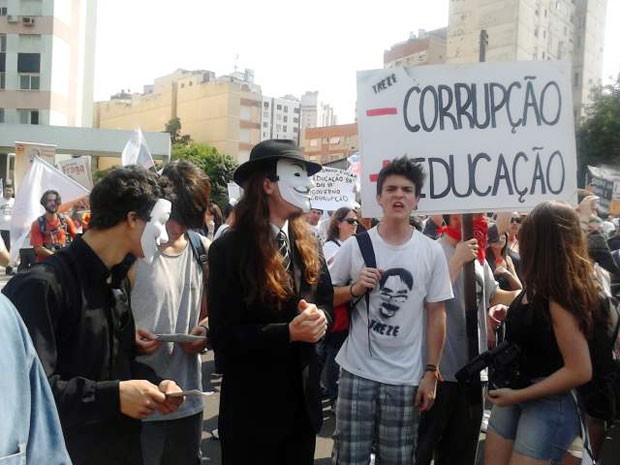 Manifestação durante desfile de Sete de Setembro em Porto Alegre (Foto: Marcos Pacheco/RBS TV)