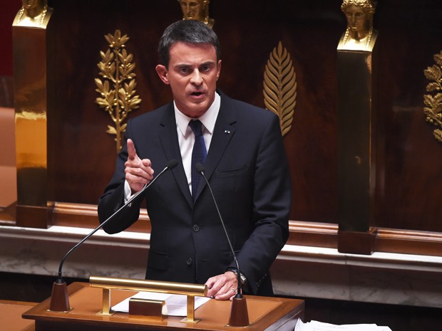 O primeiro-ministro da França, Manuel Valls, participa de debate sobre migração na Assembleia Nacional, em Paris, na quarta (16) (Foto: AFP Photo/Stephane De Sakutin)