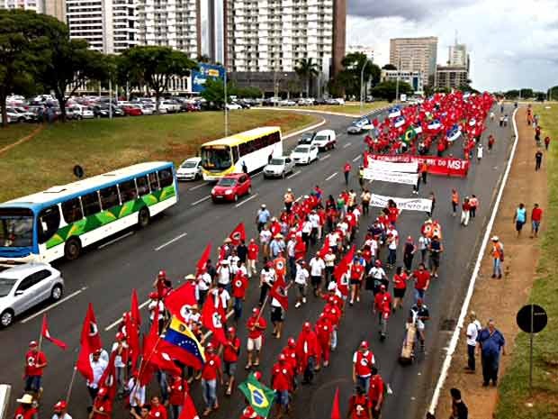Manifestantes do MST descem pela via S1 do Eixo Monumental, em Brasília, durante marcha (Foto: Filipe Matoso/G1)