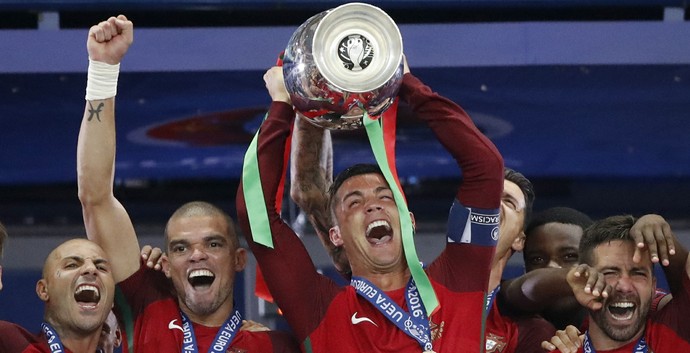 Pepe Cristiano Ronaldo Portugal campeão eurocopa (Foto: Reuters)