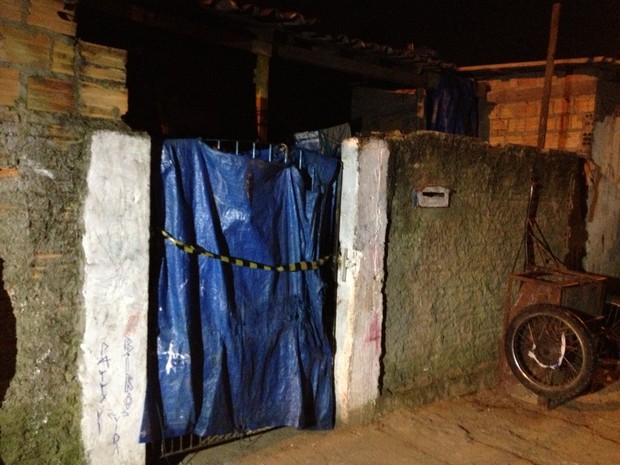 Casa onde ocorreu o crime em Viamão foi isolada para a realização da perícia (Foto: Luciane Kohlmann/RBS TV)