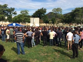 O policial Ryan Procópio é enterrado no Jardim da Saudade (Foto: Marcelo Elizardo/G1)