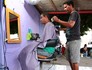 Barbearia ao ar livre atrai clientes em AL (Jonathan Lins/G1)