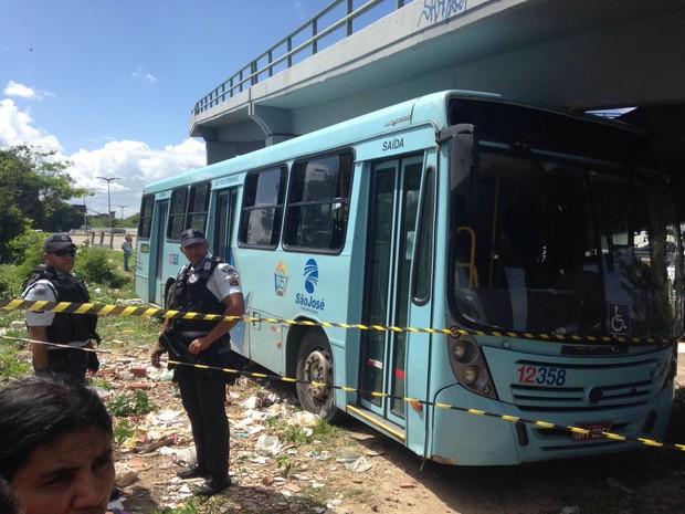 Suspeito provoca acidente em ônibus em Fortaleza e morre (Foto: Leal Mota Filho/TV Verdes Mares)