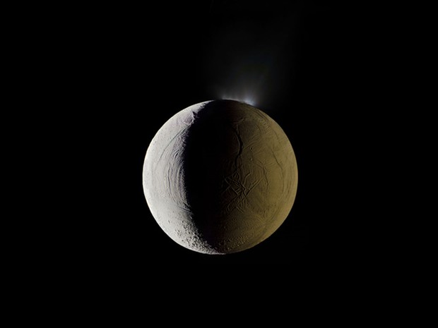 &#39;Muitas pessoas ficam fascinadas com esta imagem de Encélado, uma das luas de Saturno, porque ela se parece com a Estrela da Morte de Guerra nas Estrelas&#39;, diz Cooper. O lado direito da lua aparece iluminada pelo Sol e, no lado esquerdo, por raios solares (Foto: ESA/Rosetta/Caltech/Michael Benson/Kinetikon Pictures)