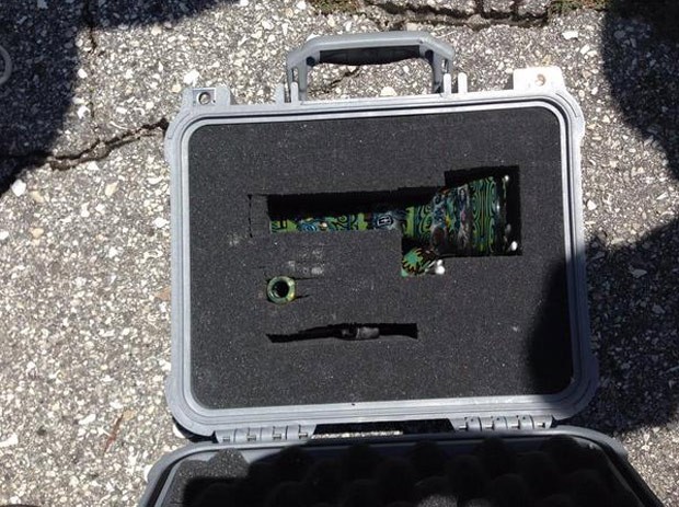Polícia apurou maleta suspeita, mas achou ‘cachimbo’ para uso de drogas (Foto: Reprodução/Twitter/SarasotaSheriff )