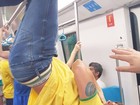 Dado Dolabella vira piada na web após postar foto pendurado no metrô