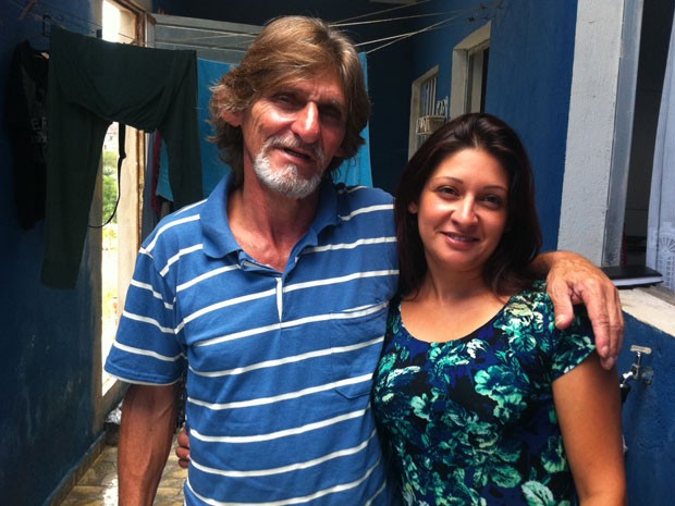Pai dependente de drogas ao lado da filha que fez a internação involuntária (Foto: Tatiana Santiago/ G1)
